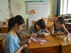 外国语学院举办“用艺术颂军人”剪纸活动