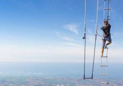 美不胜收！美女倒吊打破纪录 脱臼仍坚持被赞“让男人汗颜的女汉子”(图)