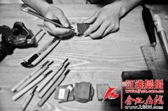 合肥小伙辞去工作全情做木艺 在艺术中寻得“心安”