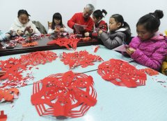 假期社区里学手工