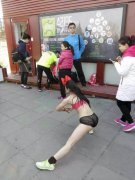 北京光猪跑造型吸睛 美女穿比基尼蕾丝裤豪放出镜(图)