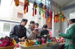 襄阳手工达人北街开店 推广“非遗”民俗制品