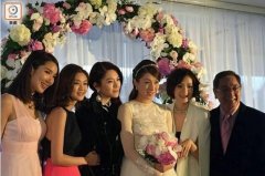 钟嘉欣西式婚纱照美若仙子 满脸笑容幸福洋溢网友直呼美翻