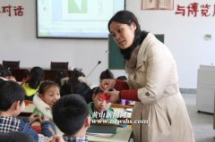 （图）徽州剪纸艺术传承人吴笑梅莅临宏村学校开展送教活动