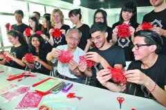 “洋徒弟”在合肥学剪纸 感受中国传统文化(图)