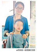 儿子被同学当笨蛋 母亲掏钱为儿办画展力破谣言