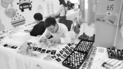 武大樱花树下练摊试水 90后掘金创意小饰品