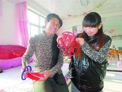 包凤荣想让自己的剪纸画上报纸