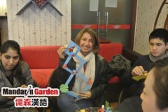 上海儒森举办教老外学剪纸文化活动