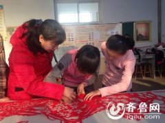 淄博临淄非遗传承人剪纸“巨作”庆元旦（图）