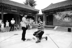 七夕民俗节冰蹴来“传爱”