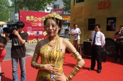 500万“黄金公交车”现济南 市民感叹亮瞎眼