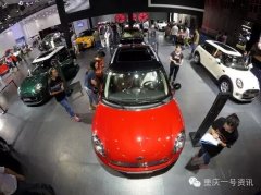 2015重庆车展 美女豪车吸引观众