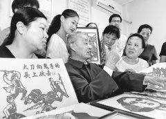 聆听抗战历史创作“抗战剪纸”