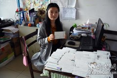 90后辅导员手绘百张明信片赠学生(图)