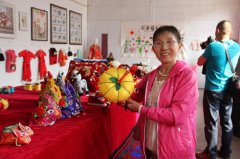 勉县民间手工艺品展亮相 展品涵盖绘画、雕塑等多种类型
