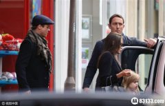 组图：皮特护朱莉上车超绅士 情侣装秀恩爱