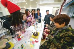 面团变小孩 面塑艺人机场秀艺收徒