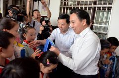 迎“六一”关爱留守儿童·走进怀宁小市镇中心小学