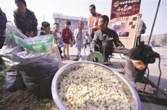 捏泥人扎花灯爆米花 咖啡馆开业请来老艺人