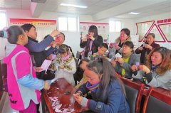 吴忠市宣传文化中心为居民辅导剪纸