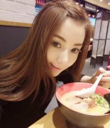 郭富城小女友深夜晒可爱自拍 开心享用美食(图)