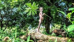 解放身体:美女摄影师拍摄非洲裸体部落 入乡随俗表示尊重