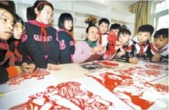 合肥：剪纸非遗人教小朋友创作《雷锋故事》主题剪纸作品