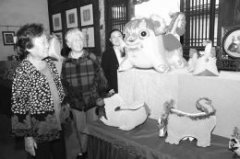 游客在平遥选购传统手工艺品布老虎[图]