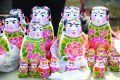 “火把李庙会”上的泥塑娃娃