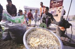 捏泥人扎花灯爆米花咖啡馆开业请来老艺人