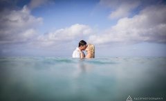 澳大利亚新婚夫妇拍摄水下唯美婚纱照成新时尚（图）