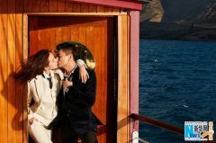 吴奇隆刘诗诗再曝婚纱照：帅气西服深情拥吻（组图）