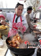 新疆文化厅住帕万拉村工作组与村民共庆诺茹孜节