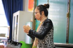 民间艺术捏泥人走进“快乐大课堂”