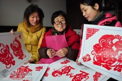 安庆：剪纸迎猴年