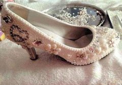 男子为女友制作婚鞋 花15小时贴满2000多颗饰品获赞