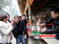 《三羊开泰》面塑亮相洛阳关林春节庙会（图）