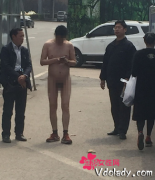 图:重庆男子因母生病难过裸奔 一丝不挂吓坏路人