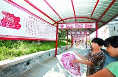 巨幅剪纸上长廊(图)