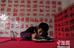 武汉三名脑瘫患者靠剪纸自力更生：找到了人生价值