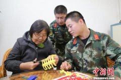 新疆边防官兵跟艺人学习剪纸民俗喜迎“十一”(图)