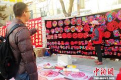 探访河北承德乔杖子村 80岁老人至几岁孩童均会剪纸