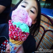 组图:奥莉吃冰激凌甜笑可爱 萌少女坐姿霸气
