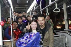郑州小伙坐公交搭讪美女 并成功求婚