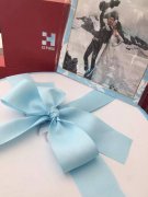 吴奇隆婚礼伴手礼曝光 内附隆诗婚纱照