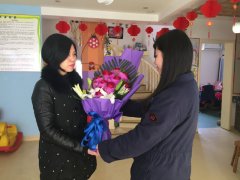 “万朵鲜花送雷锋”第二站走进城东热心公益事业的志愿者胡妞获赠鲜花