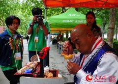 优秀传统文化走进河北大学 非遗传承人现授技艺