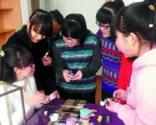 25岁女教师用七彩面团捏出“众生百态”(图)