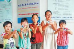 孩童巧做“蓝精灵家园”，喜羊羊等你做